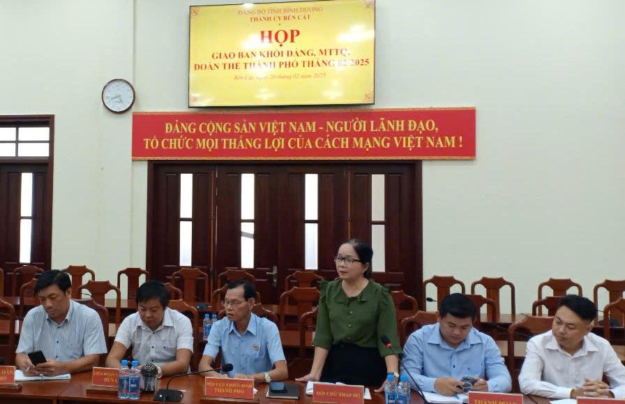 Có thể là hình ảnh về 6 người và văn bản cho biết 'DANG THANHIYBENCAL BENCAT THANHU HOP GIAOBAN GHAOBAYKHOIDANG.MI1 KIO DANG. ИTT. DOAN THE PHO EHPHOTG HANGI 2025 ) MET ĐĂNG CỘNG CONGSAN SAN VIỆT NAM NGƯỜI LÃNH ĐẠO, TÔ TÔCHỨC MỌI N LỢICUACACH MẠNG VIỆT VIỆTNAM! NAM! 1 i'