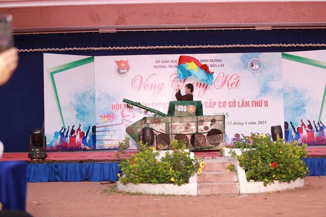 Có thể là hình ảnh về loa, cái bục và văn bản cho biết 'BÌNH DƯƠNG BÉN CAT Kết SO GIAO DỤC TRƯỜNG TRUN Vong HỘI HỘIT そ産 390 CẤP CO SỞ LẤN THỨ II MaTлHA 12thángnăm2025 12 tháng naT 2025'