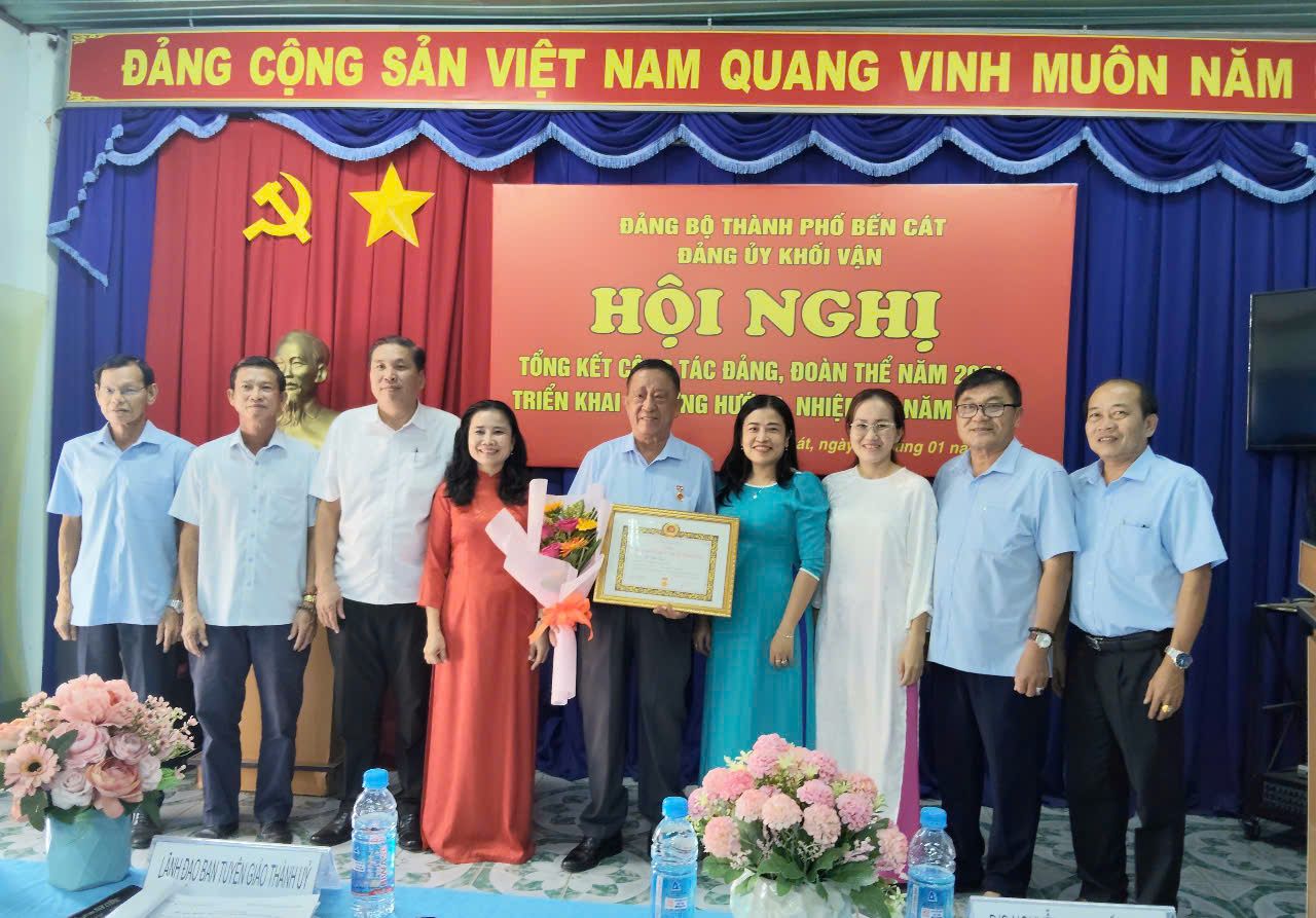 Có thể là hình ảnh về 9 người và văn bản