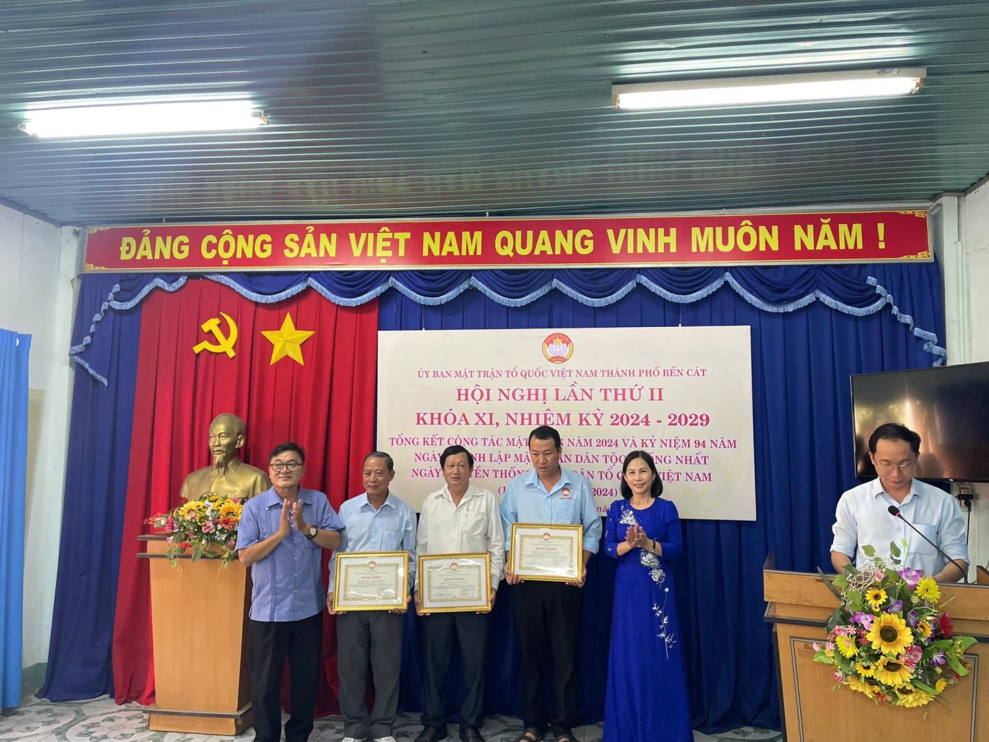 Có thể là hình ảnh về 6 người và văn bản