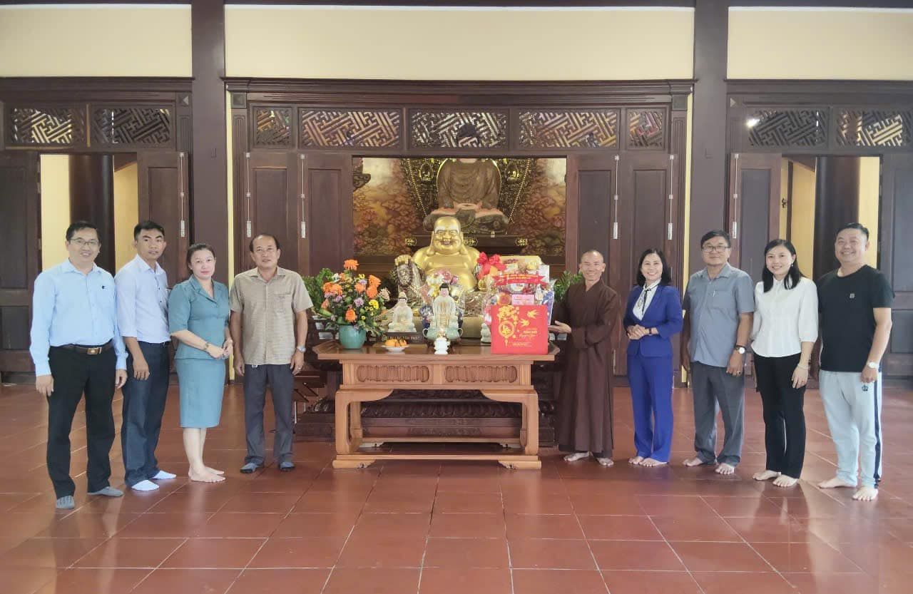 Có thể là hình ảnh về 9 người và đền thờ