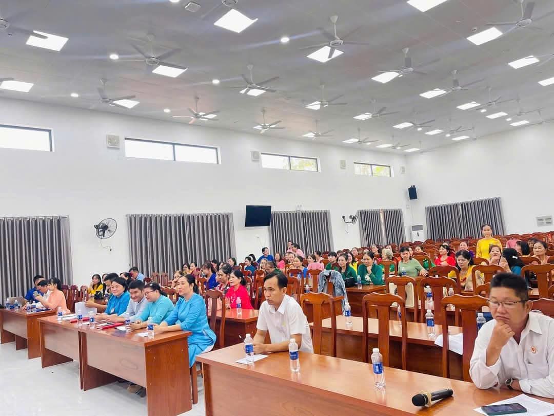 C&oacute; thể l&agrave; h&igrave;nh ảnh về 3 người, mọi người đang học, b&agrave;n v&agrave; bệnh viện