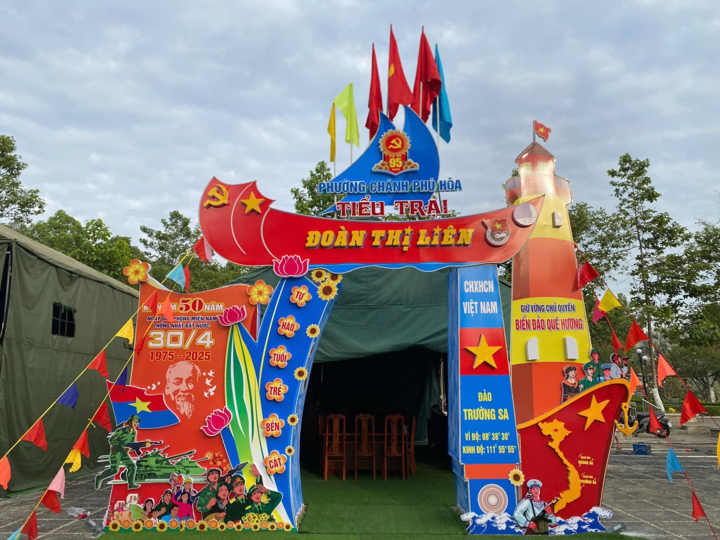 Có thể là hình ảnh về văn bản cho biết 'ΠΜΑ PHƯỞNG CHÃNH PHƯỐNGCHÁNHPHUMÔA PHÚ PHUHOA HOA TIỂU TIỂUTRAL TRẠI ĐOÀN ĐOÀNTHILIÊN THỊ LIÊN พ50 50NAM NAM HONEMIENALM 30/4 1975 1975-2025 2025 CHXHCN VIỆTNAM VIỆT NAM . GIÜVUNSCHÜQUYÊN QUYÊN BIENBAD BIENBADQUEHƯUNG QUE HƯƠNG BÉN ĐÃO TRƯỜNG TRƯỜNGSA SA :03'3 KKP 即115555'