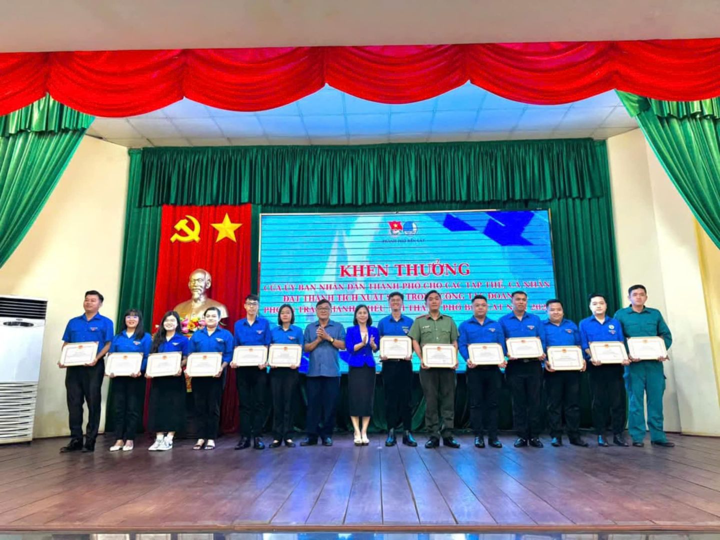 Có thể là hình ảnh về 15 người, cái bục và văn bản