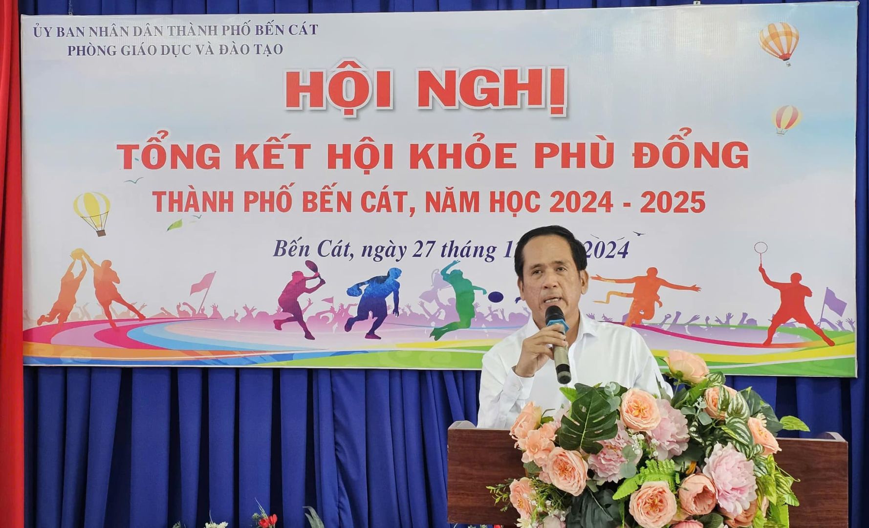 Có thể là hình ảnh về 1 người và văn bản