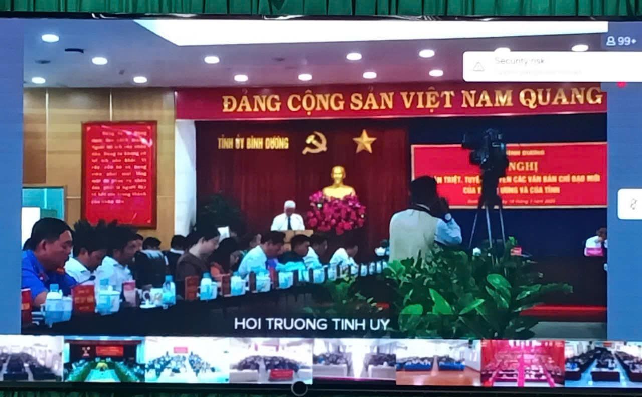 C&oacute; thể l&agrave; h&igrave;nh ảnh về 3 người, TV v&agrave; văn bản