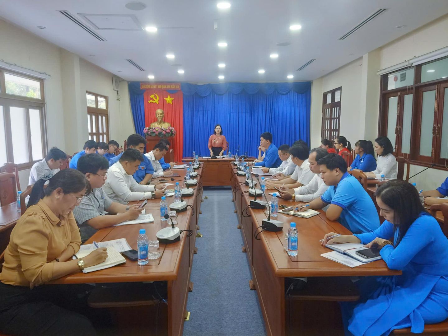 Có thể là hình ảnh về 13 người