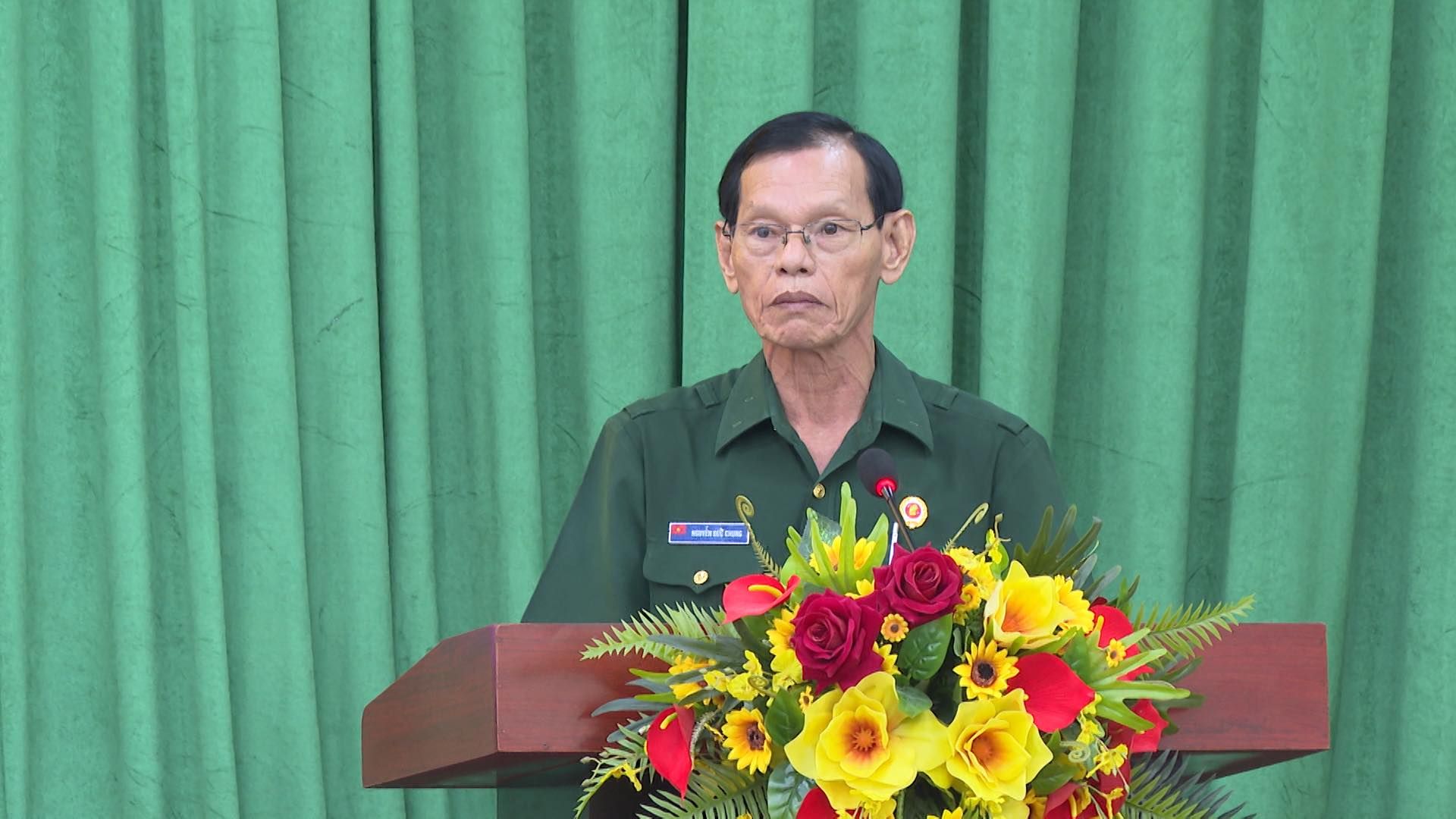 Có thể là hình ảnh về 1 người và cái bục