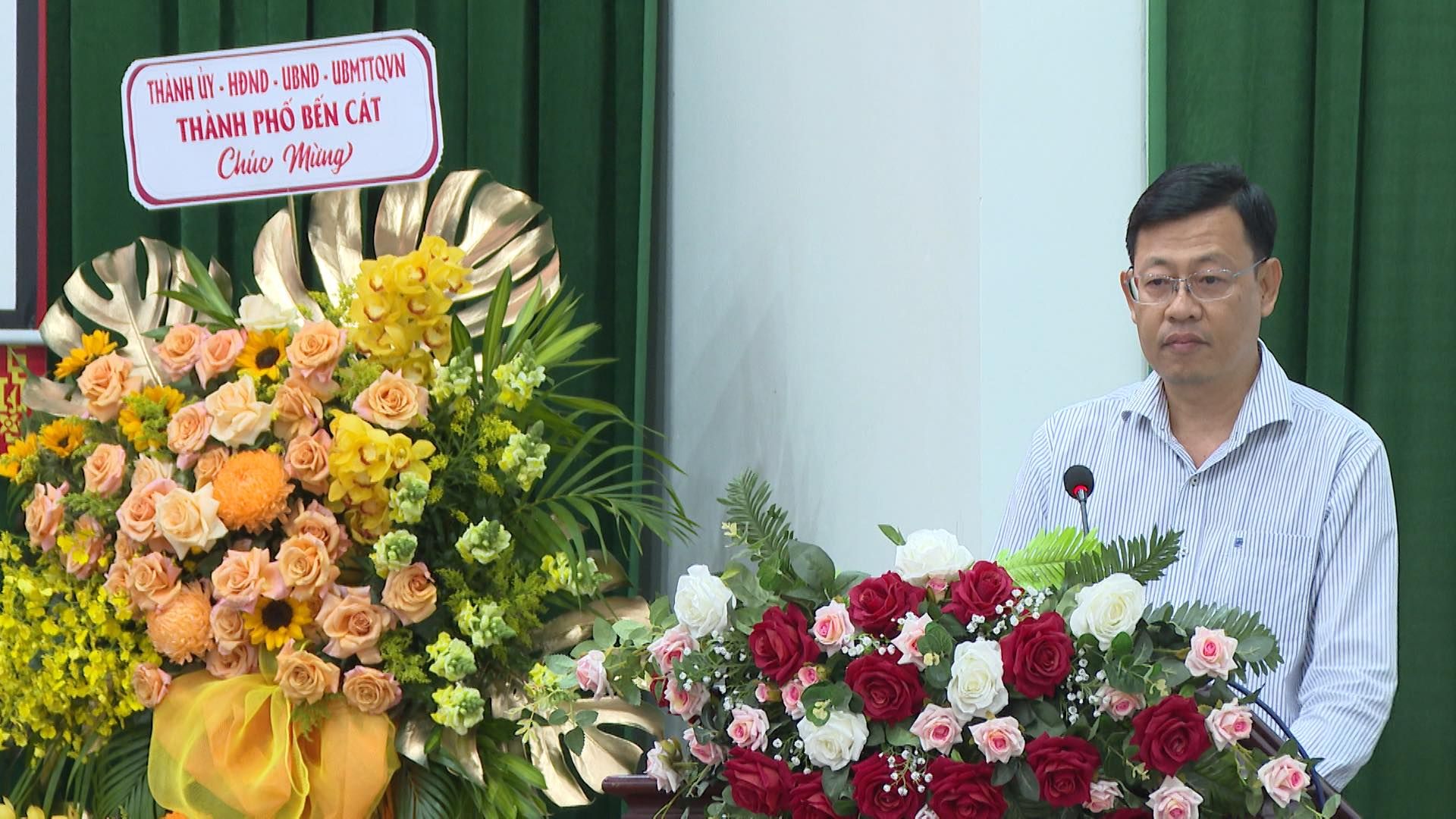 Có thể là hình ảnh về 1 người, hoa và văn bản