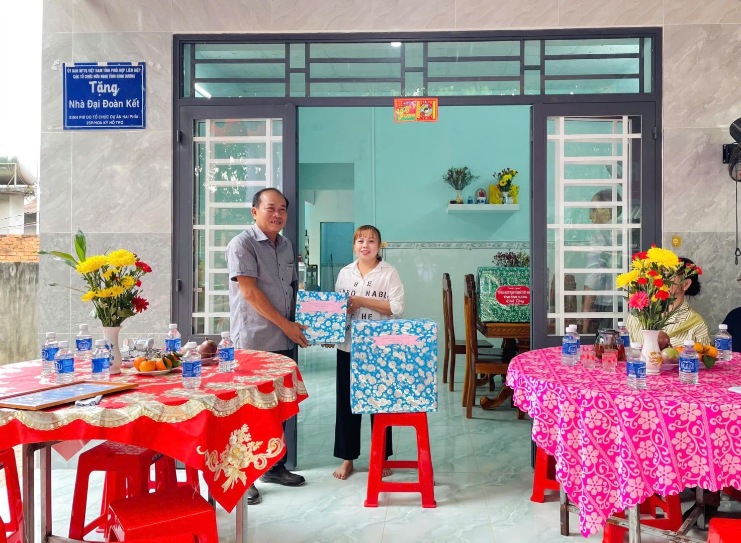 Có thể là hình ảnh về 2 người