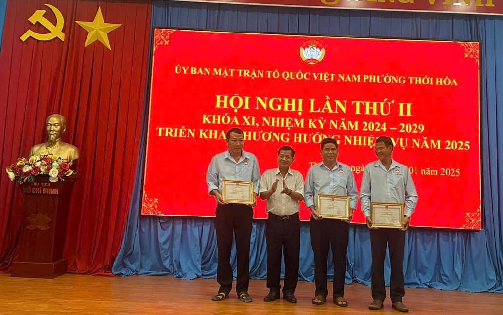 Có thể là hình ảnh về 4 người và văn bản