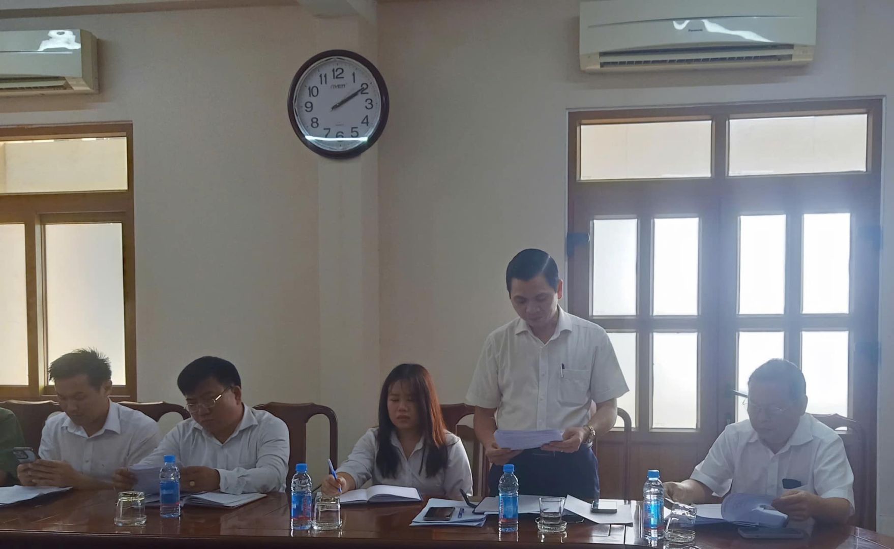 C&oacute; thể l&agrave; h&igrave;nh ảnh về 5 người v&agrave; mọi người đang học