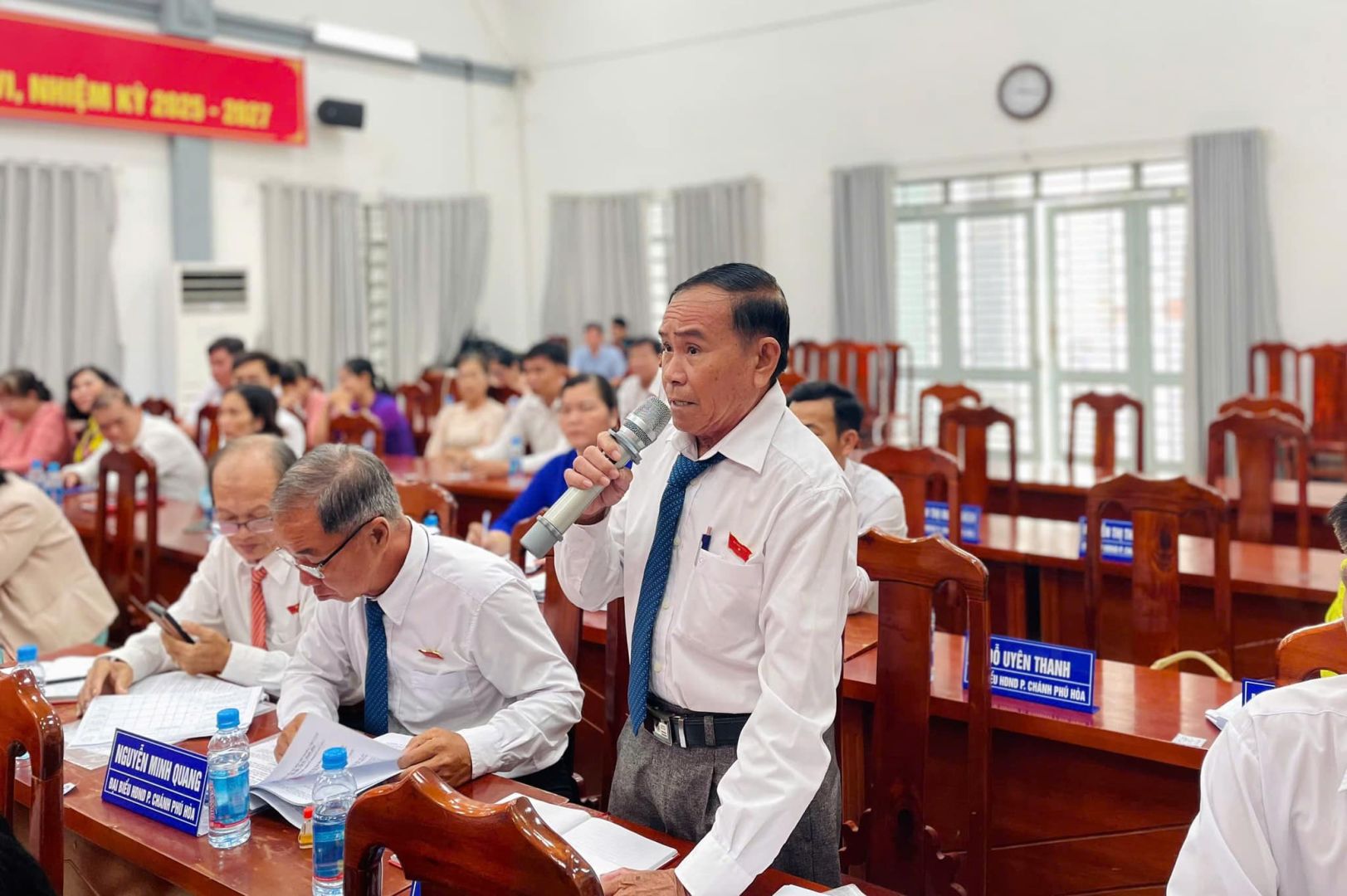 Có thể là hình ảnh về 3 người và văn bản