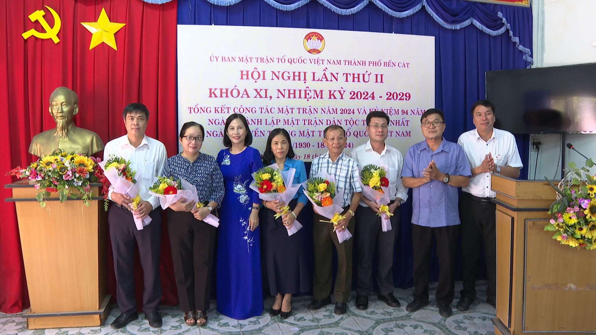 Có thể là hình ảnh về 8 người, cái bục và văn bản cho biết '신 ỦY BAN MẬT TRẬN rổ QUỐC VIỆT NAM THÀNH PHỖ BẾN CẤT HỘI NGHỊ LẦN THỬ THỨI II KHÓA XI, NHIỆM KỲ 2024 2029 TỔNG KT CÔNG TẮC MẶT TRẬN NĂM 2024 VÀ MIVIEM NAN NGÀ NH LẬP MẶT TRẬN DAN TỘC NHAT NGÀ YÉN MẶT Γy QUO NAM 1930'