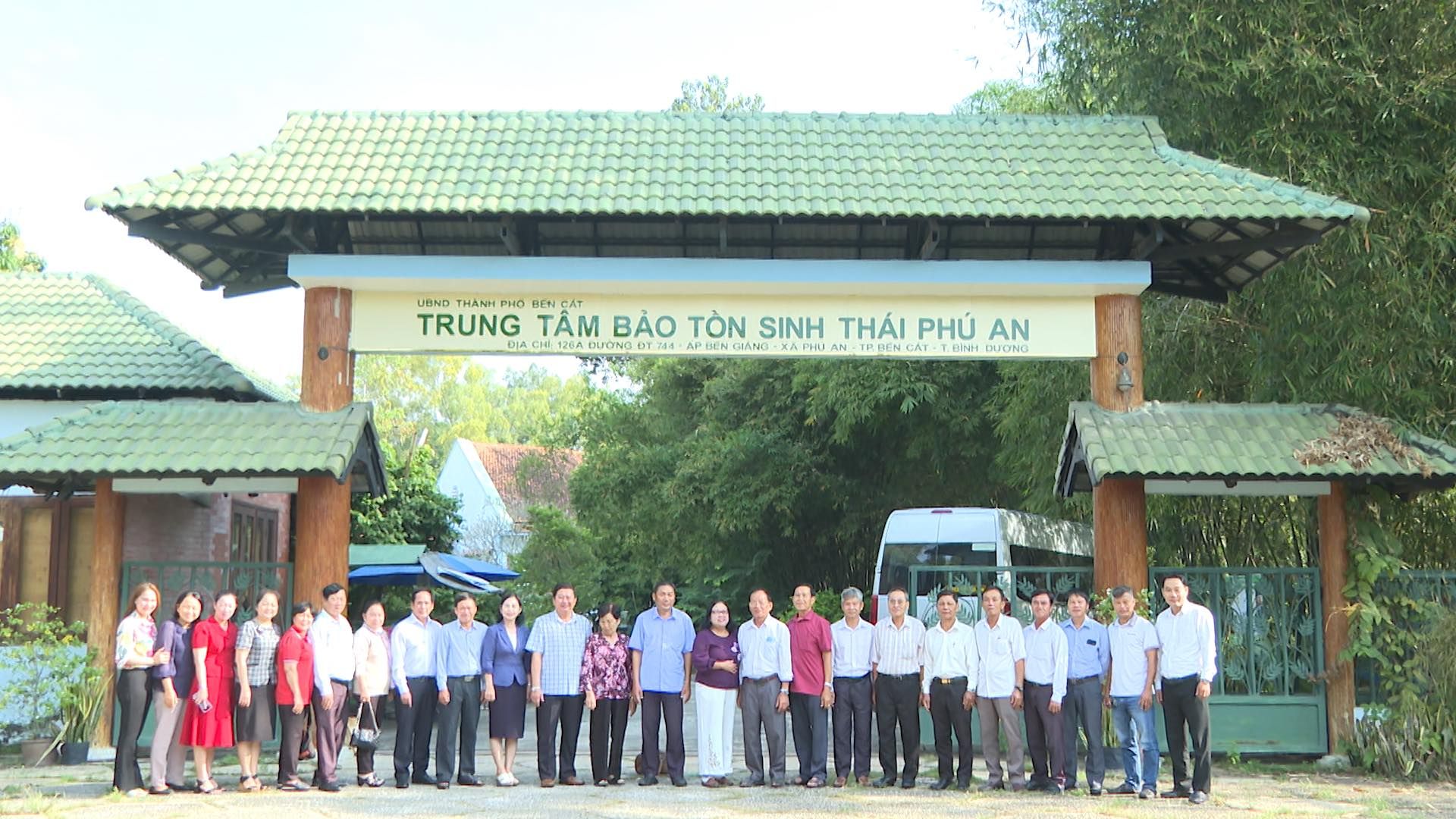 Có thể là hình ảnh về 17 người và văn bản