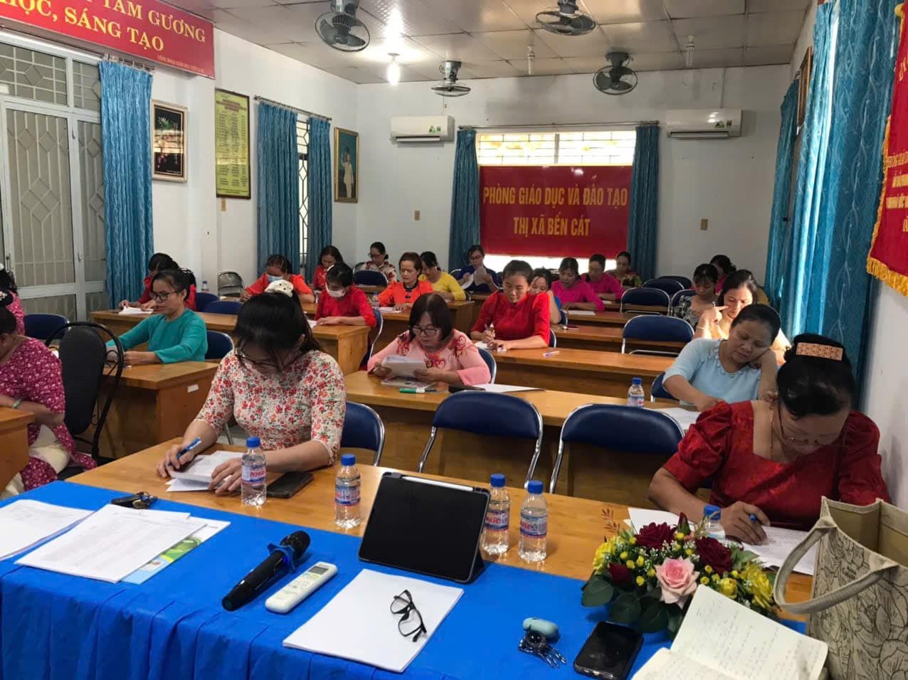 Có thể là hình ảnh về 11 người, mọi người đang học, đồ chơi trẻ em và văn bản
