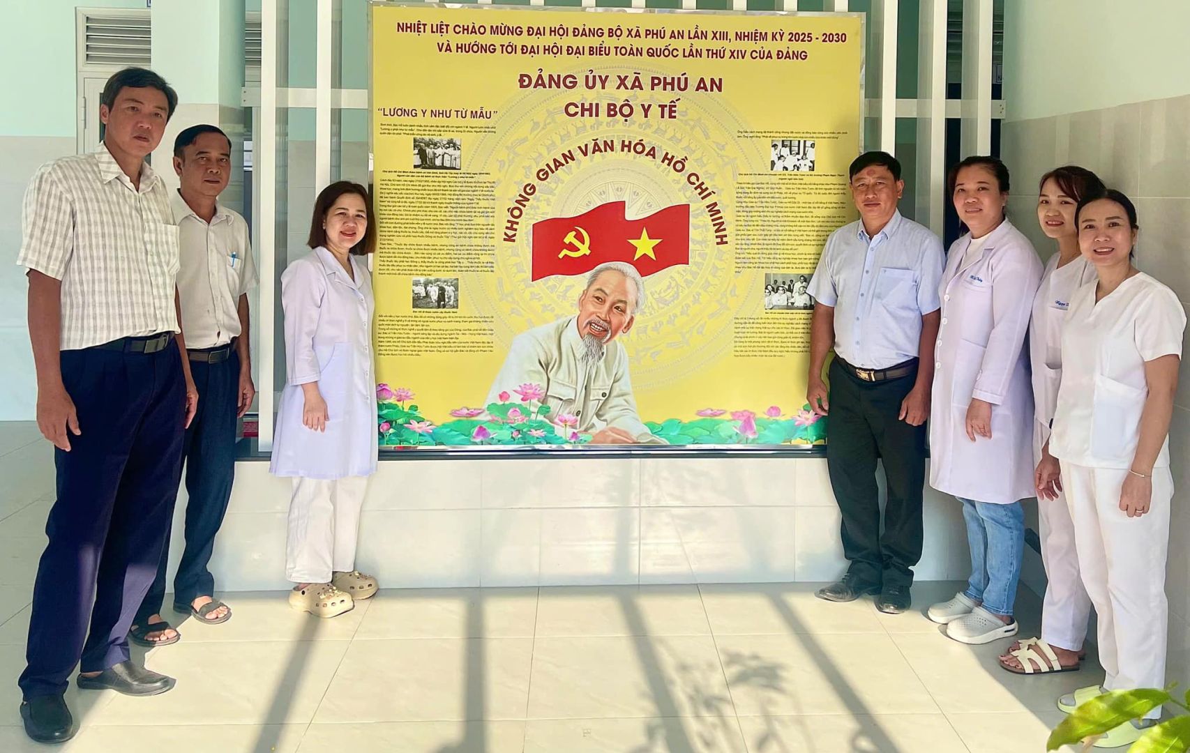 Có thể là hình ảnh về 7 người, bệnh viện và văn bản cho biết 'NHIỆT IẾT CHẢO MỪNG DAI HÔI DÂNG BỎ OX PHÚ NLẦN NXI XIII, NHIỆM κy 2025 2030 VÀ HƯỠNG ના ĐẠI AIHO HỘI ĐAI TOÀN QUỐC LẢN CỦA ĐÃNG ĐẢNG ỦY XÃ PΗύ AN CHI BỘ TẾ LƯƠNG NHƯT TỪ MAU" ش GIAN VĂN HÓA HƠ NLONG CHÍ ህተ NN'