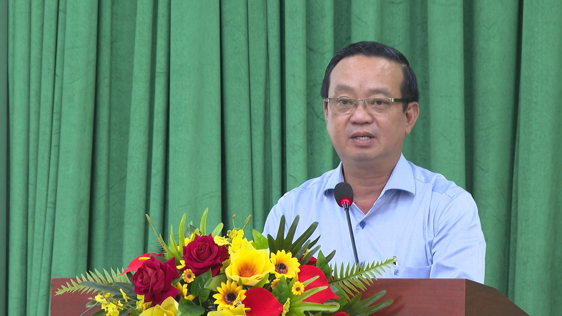 C&oacute; thể l&agrave; h&igrave;nh ảnh về 1 người, c&aacute;i bục v&agrave; văn bản