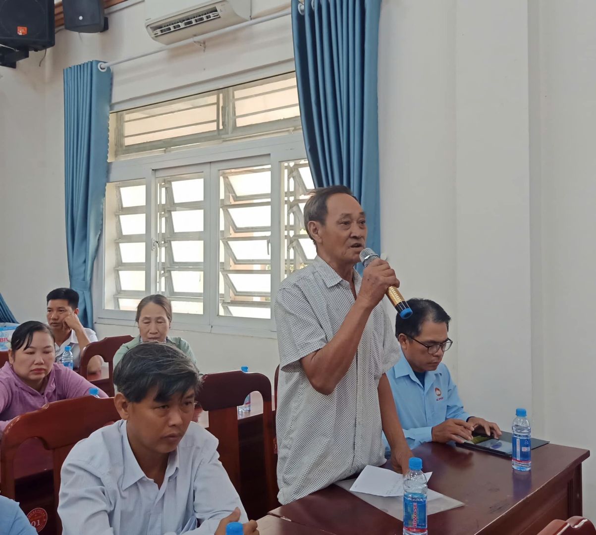 Có thể là hình ảnh về 7 người và văn bản