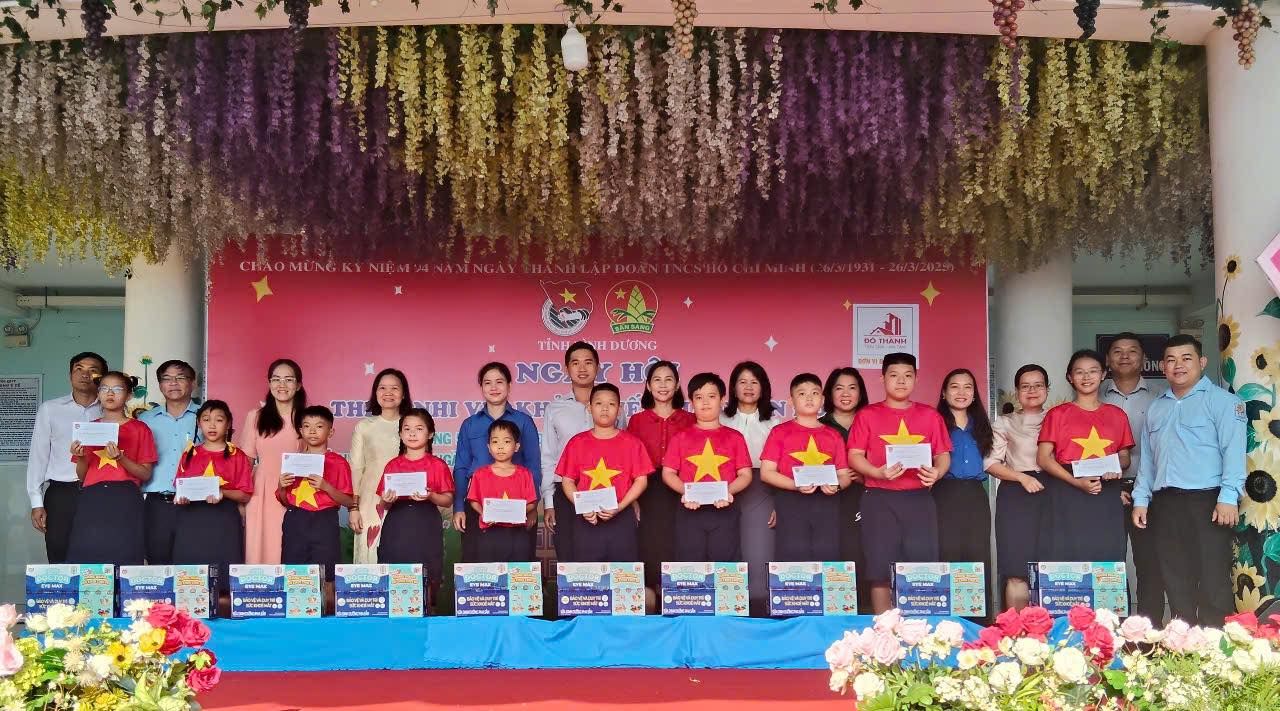 Có thể là hình ảnh về 14 người và văn bản