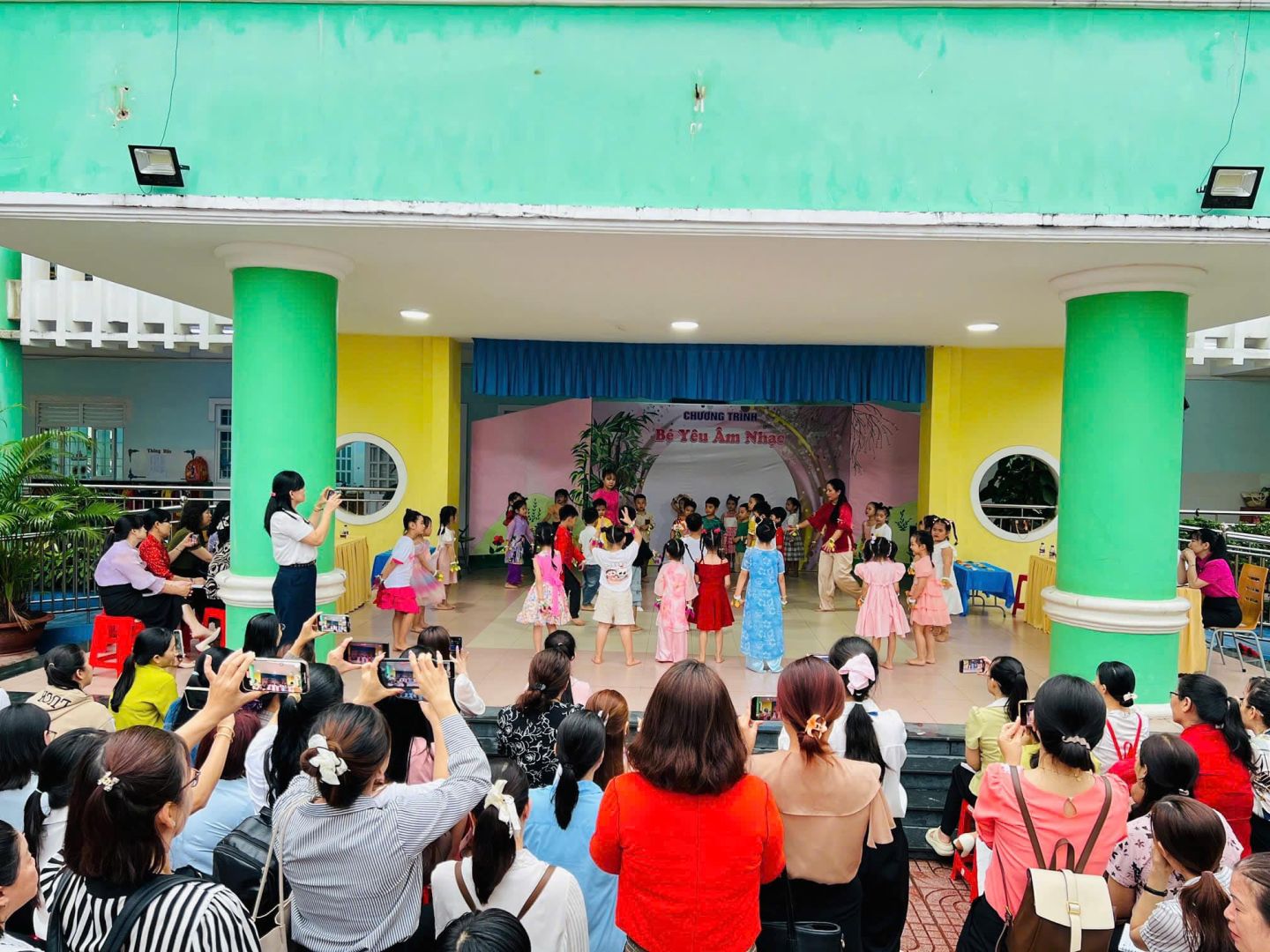 Có thể là hình ảnh về 6 người và đám đông