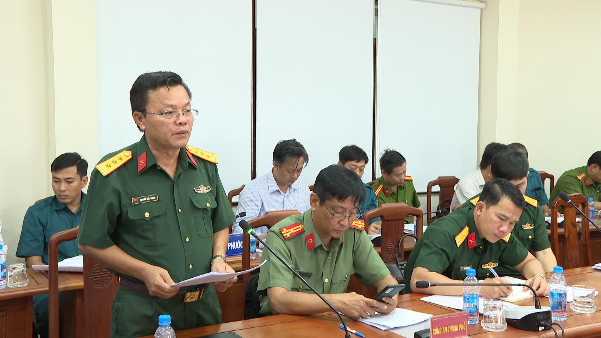 Có thể là hình ảnh về 7 người và văn bản