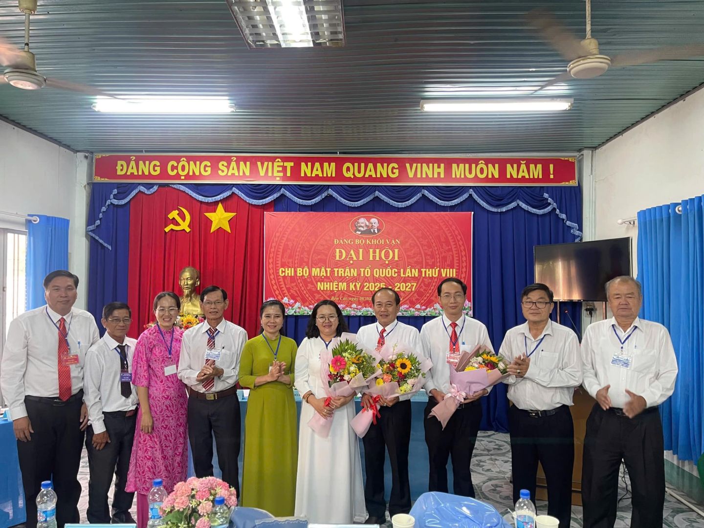 Có thể là hình ảnh về 10 người, cái bục và văn bản