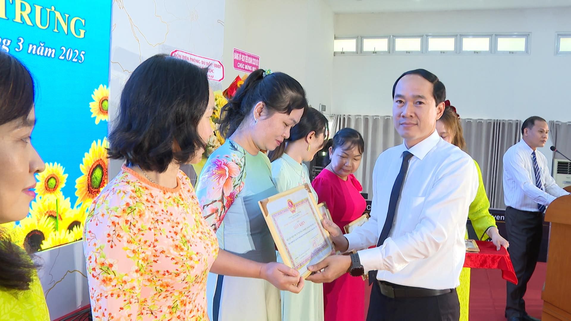 Có thể là hình ảnh về 6 người và văn bản