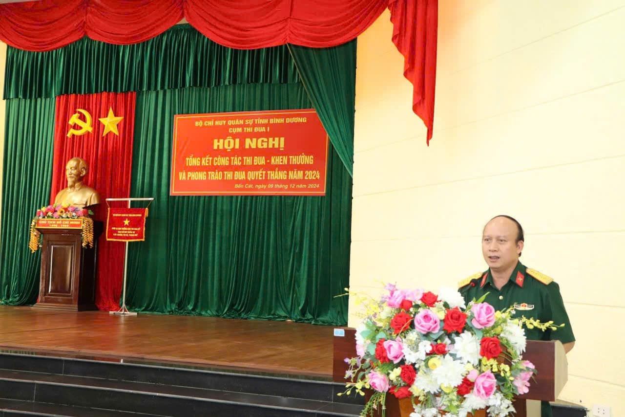 Có thể là hình ảnh về 1 người, cái bục và văn bản