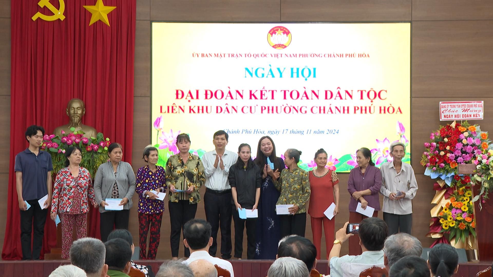 Có thể là hình ảnh về 19 người và văn bản