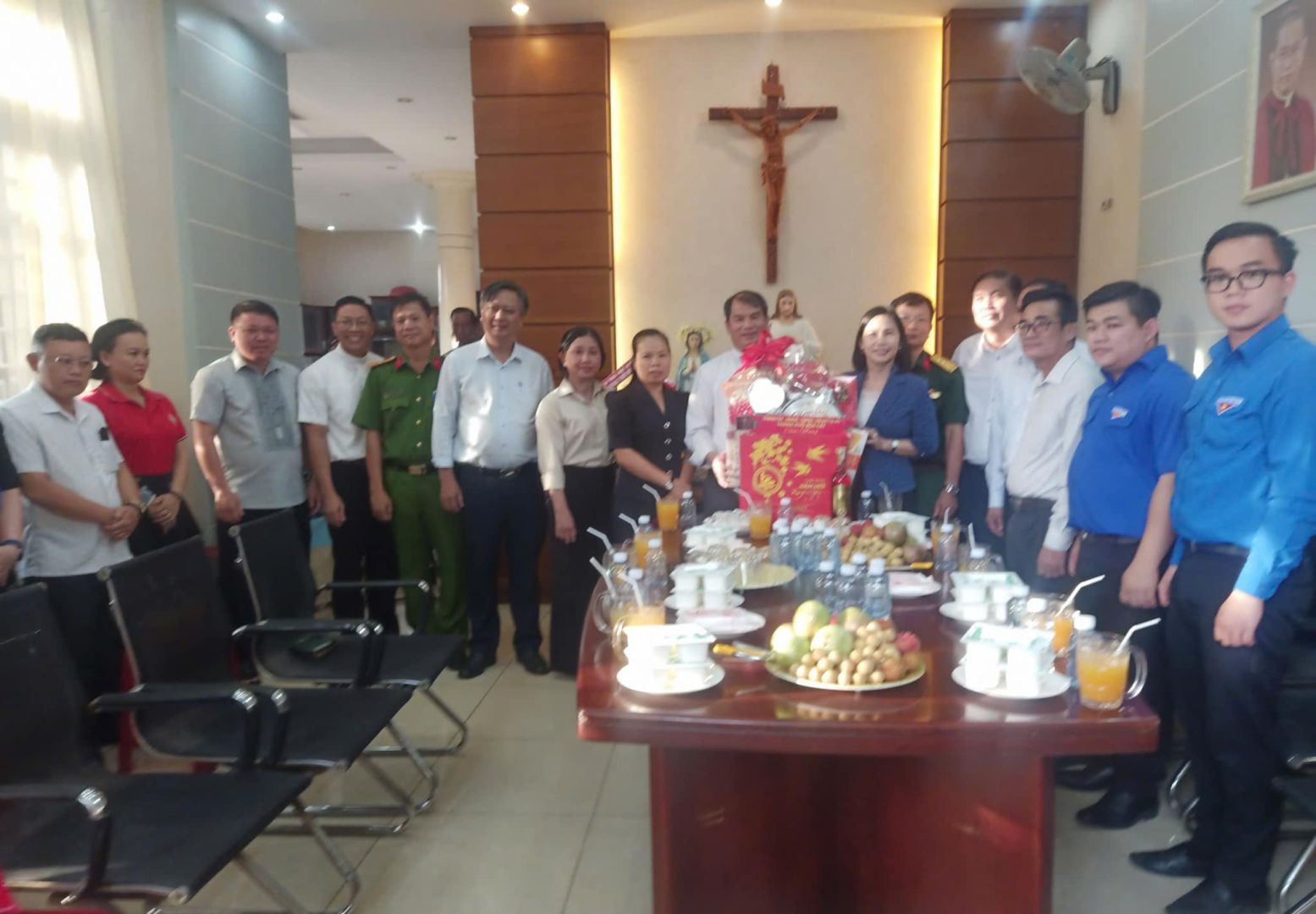 Có thể là hình ảnh về 12 người và văn bản