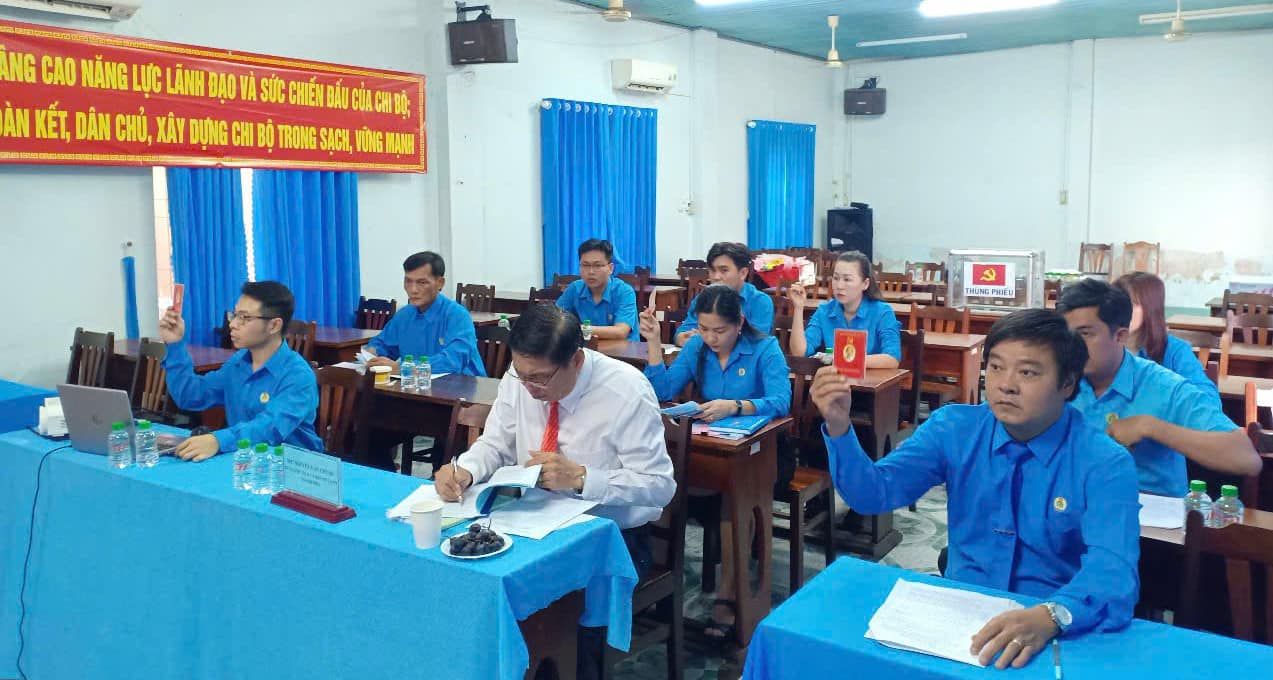 C&oacute; thể l&agrave; h&igrave;nh ảnh về &lrm;8 người, mọi người đang học v&agrave; &lrm;văn bản cho biết '&lrm;NG CAO NĂNG LỰC L&Aacute;NH BẠO SỨC CHI&Eacute;N .c &Agrave;N KET, D&Acirc;N cHύ, X&Acirc;Y CHI BỘ BỘT TRONG ACИ, V&Ugrave;NG BAИH ه ONETIES PHES ー&lrm;'&lrm;&lrm;