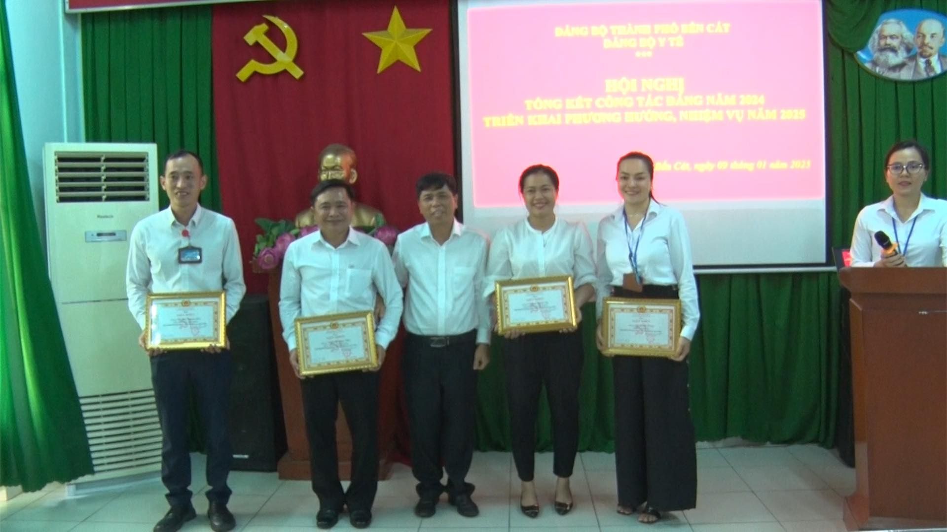 Có thể là hình ảnh về 6 người và văn bản