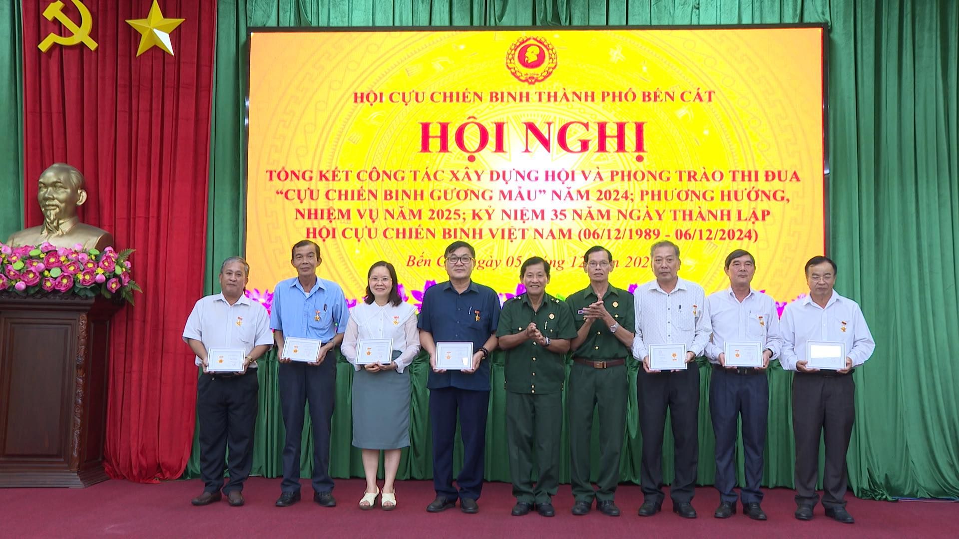 Có thể là hình ảnh về 9 người, cái bục và văn bản