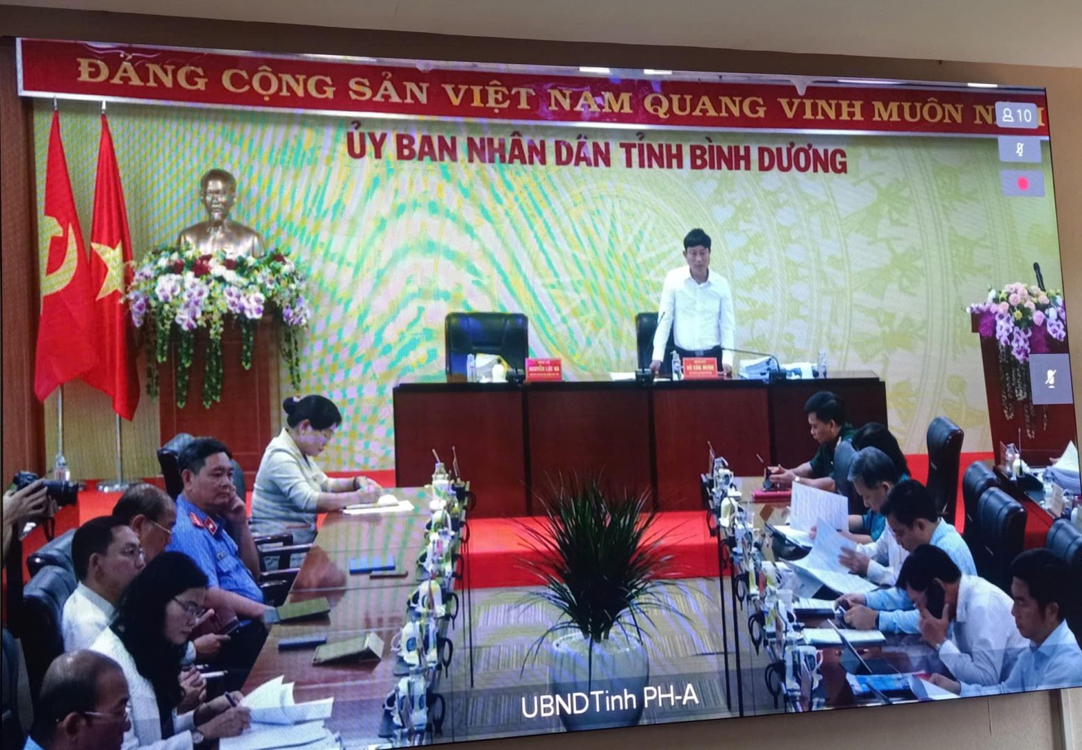 Có thể là hình ảnh về 10 người và văn bản