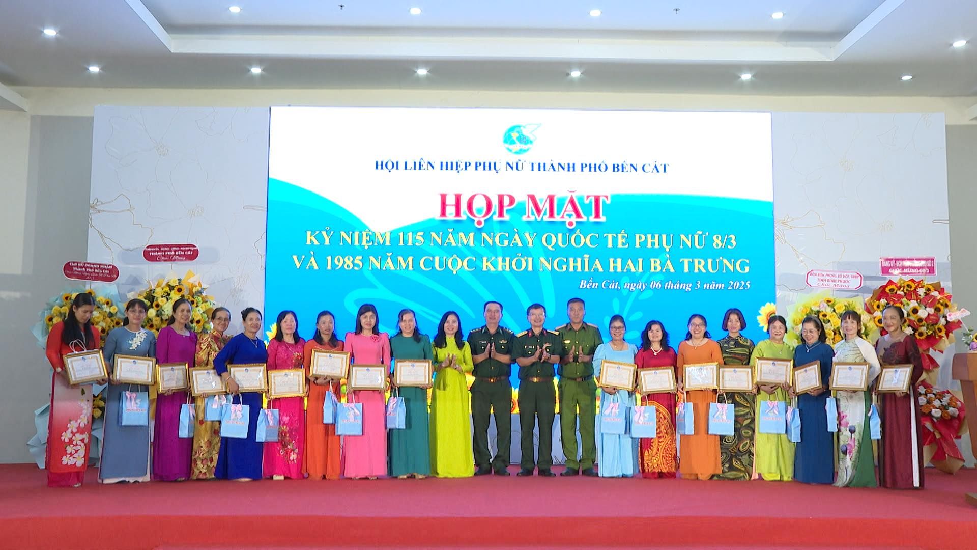 Có thể là hình ảnh về 15 người, hoa, cái bục và văn bản