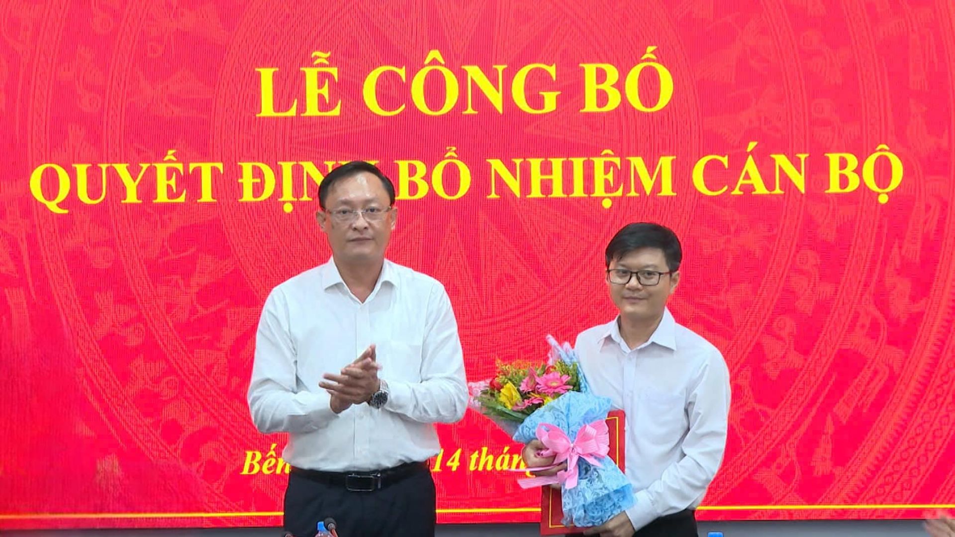 Có thể là hình ảnh về 2 người và văn bản