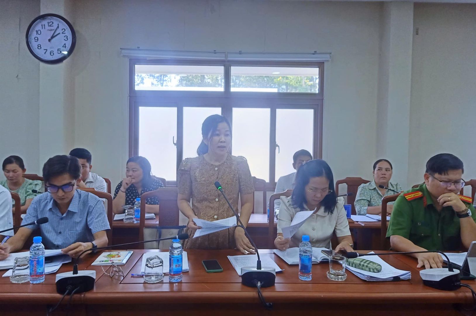 Có thể là hình ảnh về 6 người, mọi người đang học và văn bản