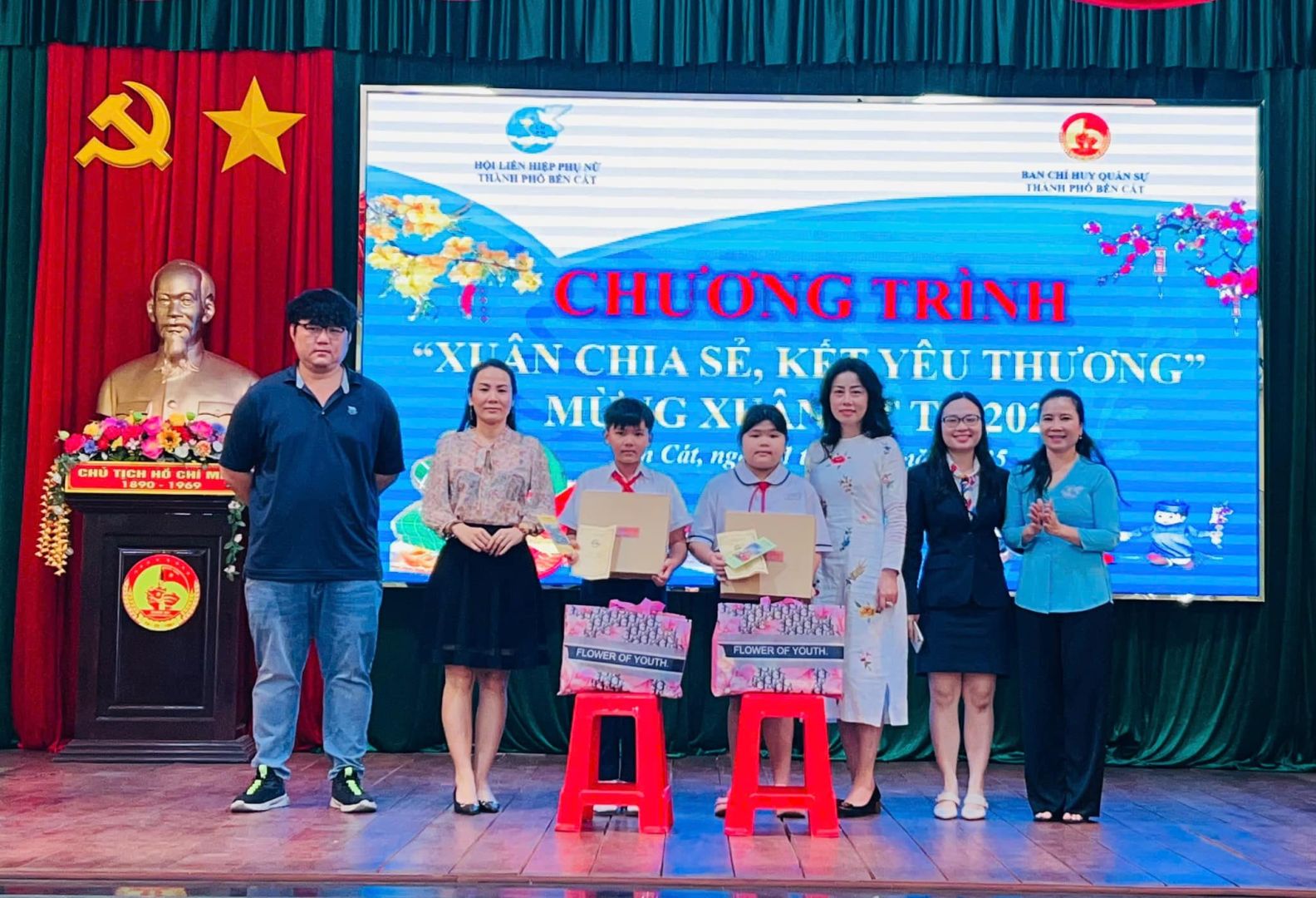 Có thể là hình ảnh về 7 người và văn bản