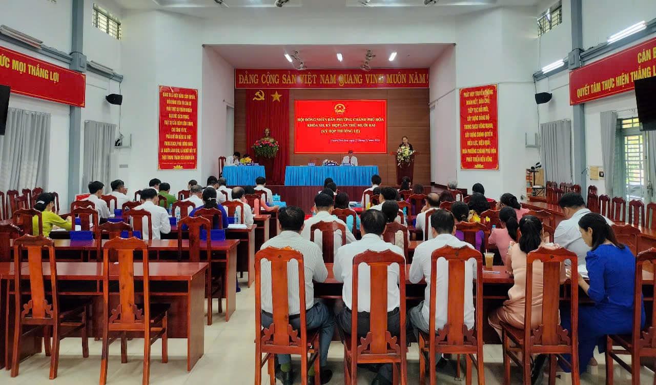 Có thể là hình ảnh về 5 người, đền thờ và văn bản