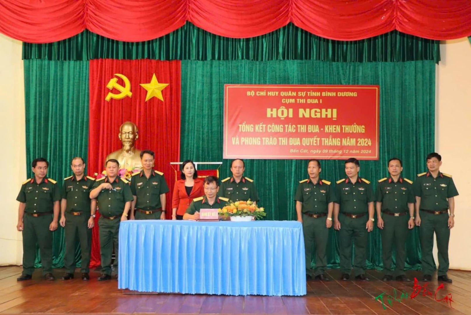 Có thể là hình ảnh về 12 người và văn bản