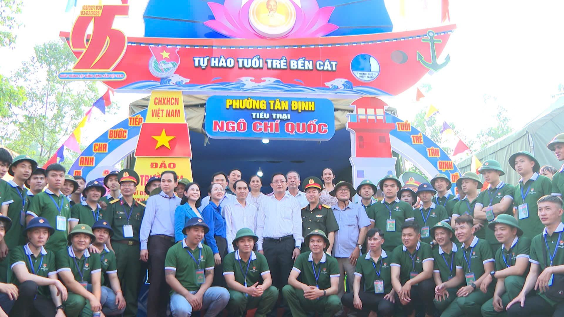 Có thể là hình ảnh về 2 người và văn bản