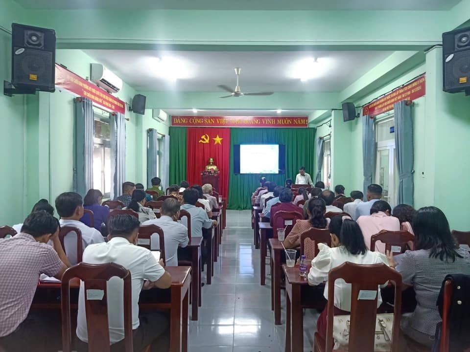 C&oacute; thể l&agrave; h&igrave;nh ảnh về 6 người v&agrave; mọi người đang học