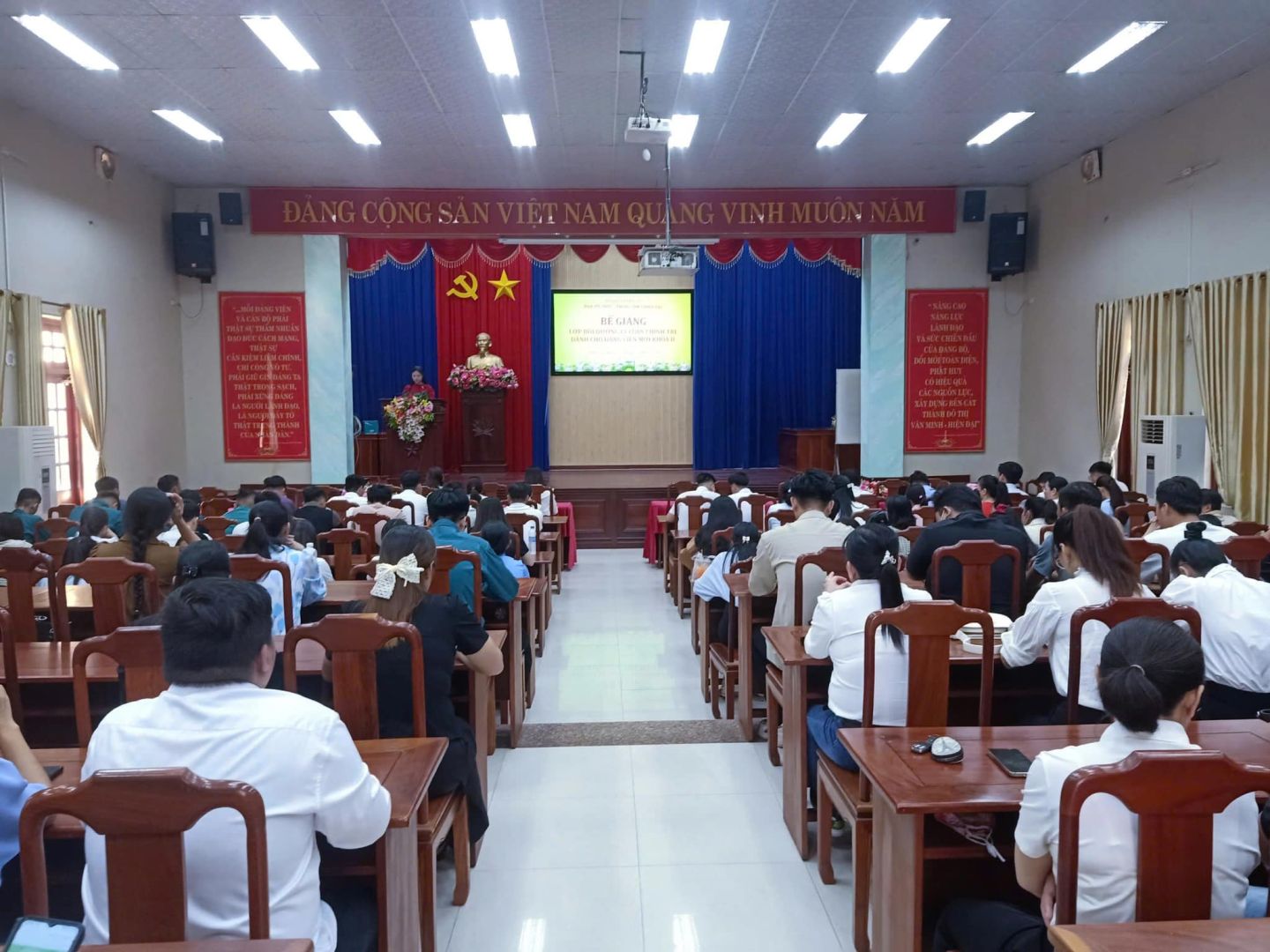 Có thể là hình ảnh về 3 người, mọi người đang học và văn bản