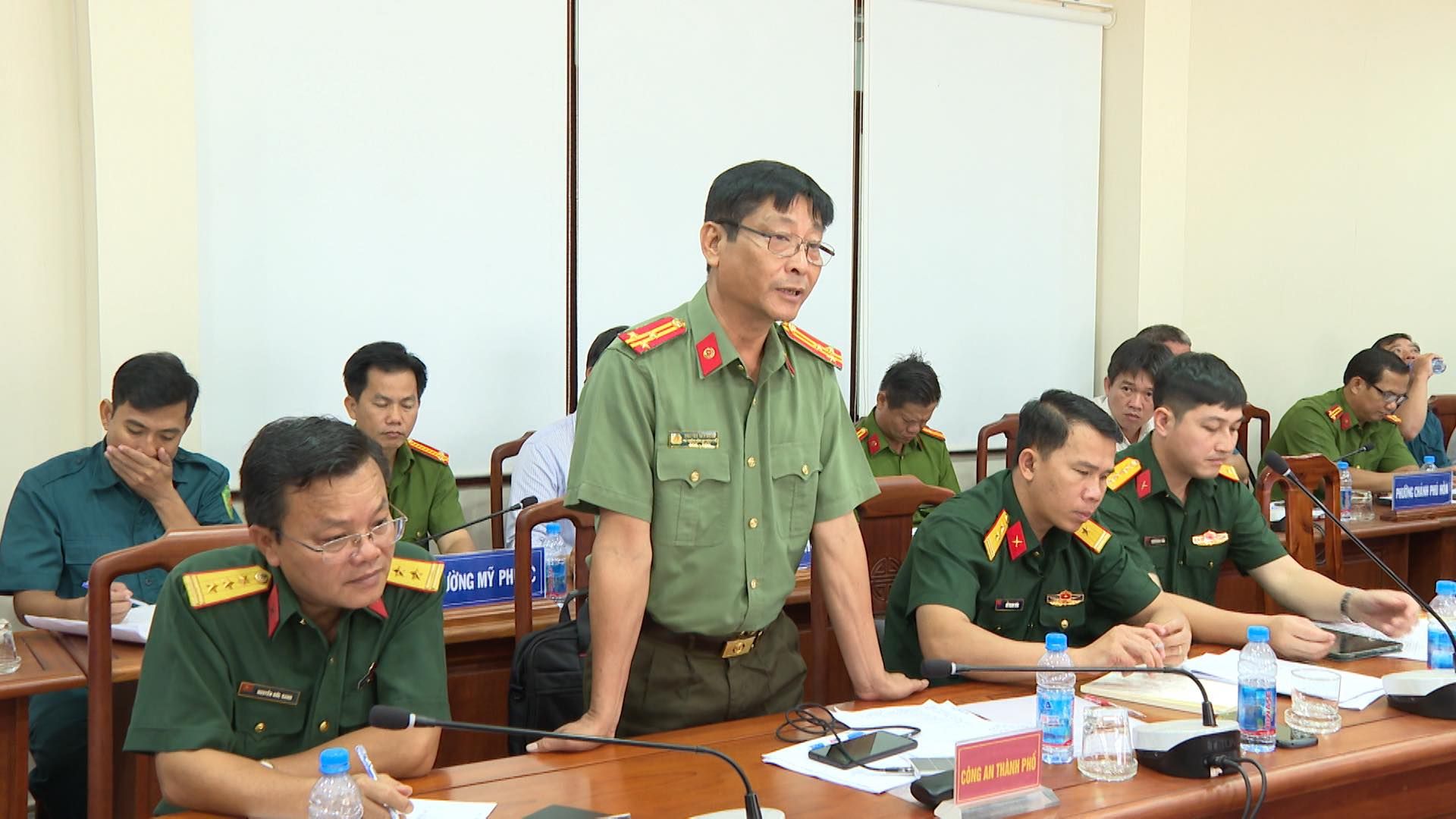 Có thể là hình ảnh về 6 người và văn bản