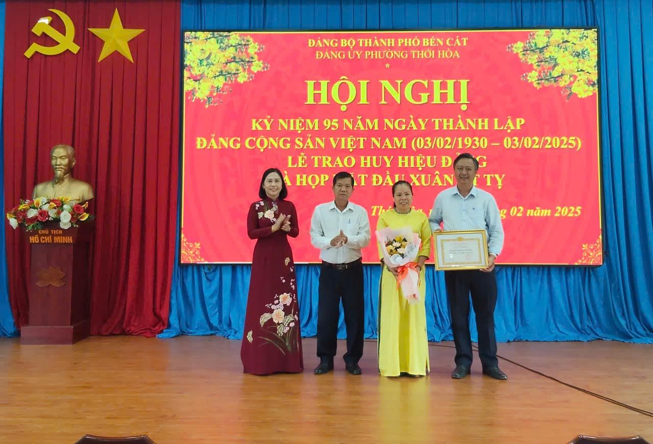 C&oacute; thể l&agrave; h&igrave;nh ảnh về &lrm;4 người v&agrave; &lrm;văn bản cho biết '&lrm;حد DANG BQ TH&Agrave;NH &Rho;&Iota;ό B&Ecirc;N C&Aacute;T ĐANG PHU ONG tIO HOA HỘI NGHỊ KỲ NIỆM 95 NĂM NG&Agrave;Y TH&Agrave;NH LẬP ĐĂNG CỘNG SẢN VIỆT NAM (03/02/1930 - 03/02/2025) LẺ TRAO HUY HIỆU Đ HỌP T Đ&Agrave;I ĐAIXU&Acirc; XU&Acirc;N HOCHEMINH HOCHIMINH CHI H MINH Ho HO T g02năm2025 02 năm 2025&lrm;'&lrm;&lrm;