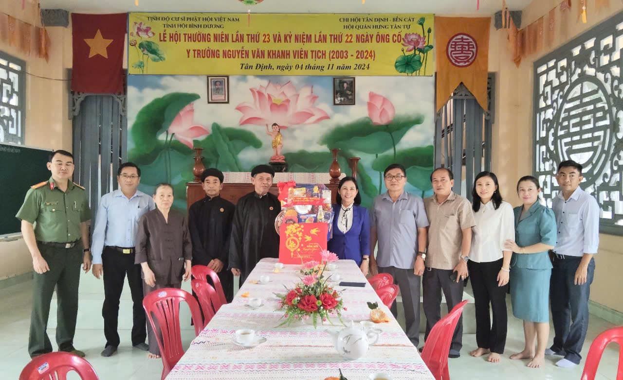 Có thể là hình ảnh về 11 người và văn bản