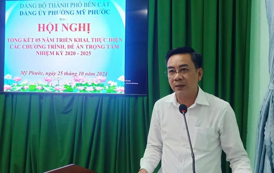 C&oacute; thể l&agrave; h&igrave;nh ảnh về 1 người, c&aacute;i bục v&agrave; văn bản