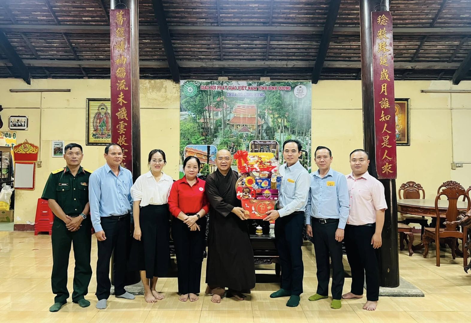 C&oacute; thể l&agrave; h&igrave;nh ảnh về 8 người, đền thờ v&agrave; văn bản