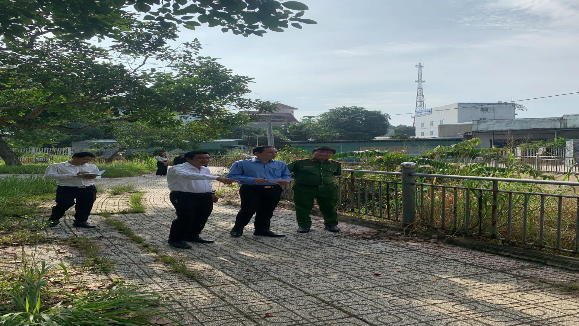 C&oacute; thể l&agrave; h&igrave;nh ảnh về 5 người v&agrave; c&acirc;y